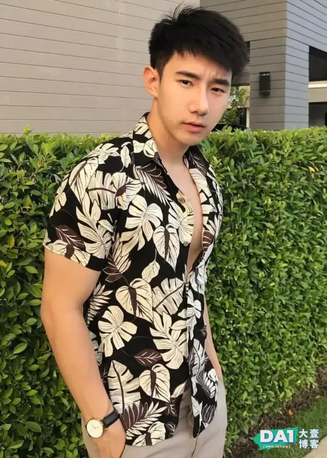 憨憨的肌肉直男,还是一名帅气的空少 憨憨的肌肉直男,还是一名帅气的空少
