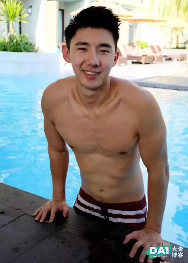 憨憨的肌肉直男,还是一名帅气的空少 憨憨的肌肉直男,还是一名帅气的空少