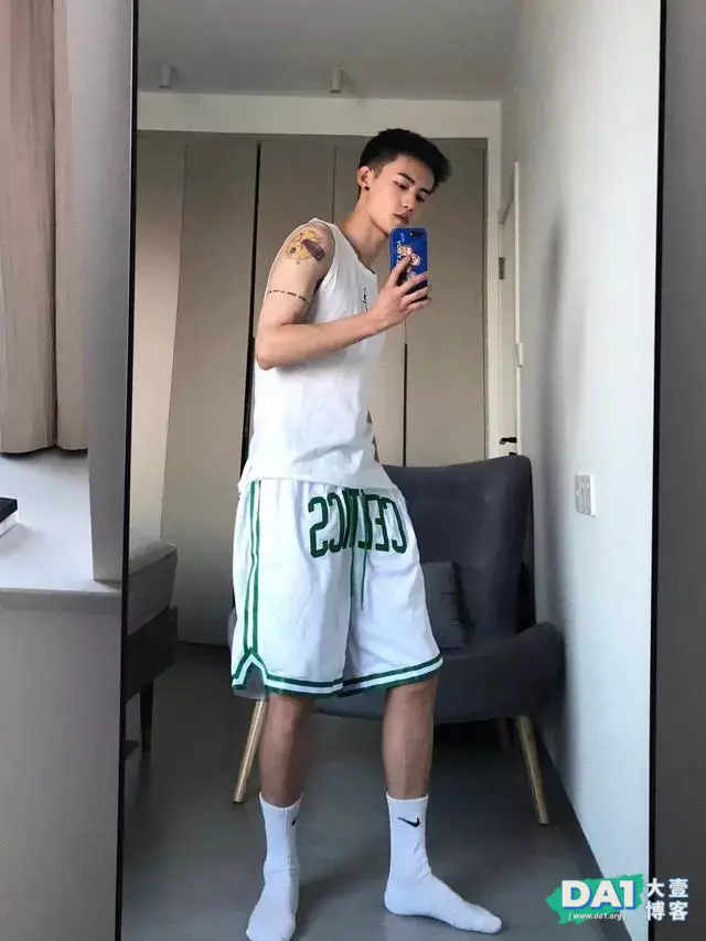 这枚又纯又欲的白袜鲜肉少年有点帅 这枚又纯又欲的白袜鲜肉少年有点帅