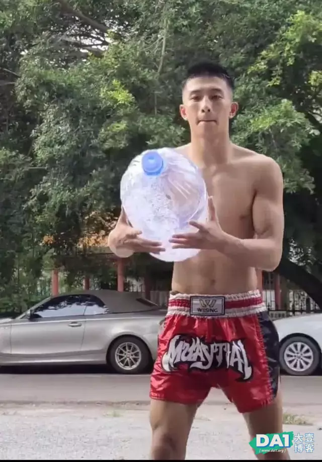 散打运动员用腹肌开瓶盖,好有男人味哦 散打运动员用腹肌开瓶盖,好有男人味哦