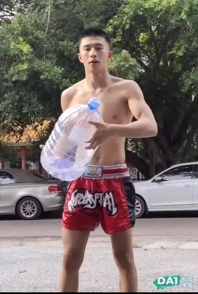 散打运动员用腹肌开瓶盖,好有男人味哦 散打运动员用腹肌开瓶盖,好有男人味哦