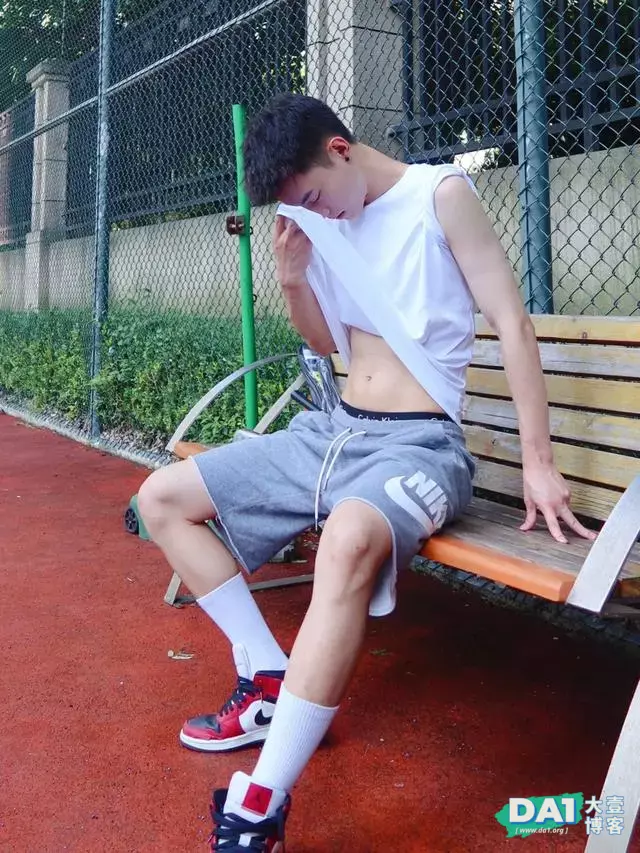 这枚又纯又欲的白袜鲜肉少年有点帅 这枚又纯又欲的白袜鲜肉少年有点帅