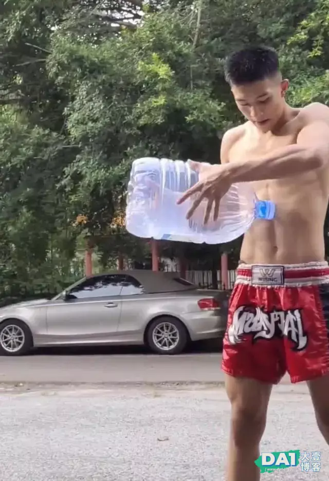 散打运动员用腹肌开瓶盖,好有男人味哦 散打运动员用腹肌开瓶盖,好有男人味哦