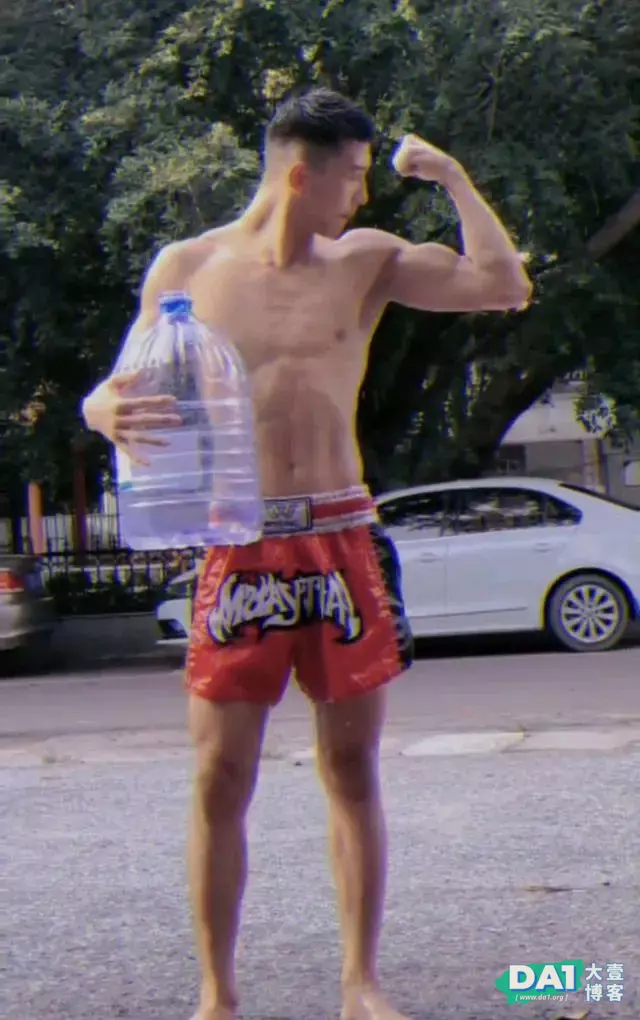 散打运动员用腹肌开瓶盖,好有男人味哦 散打运动员用腹肌开瓶盖,好有男人味哦