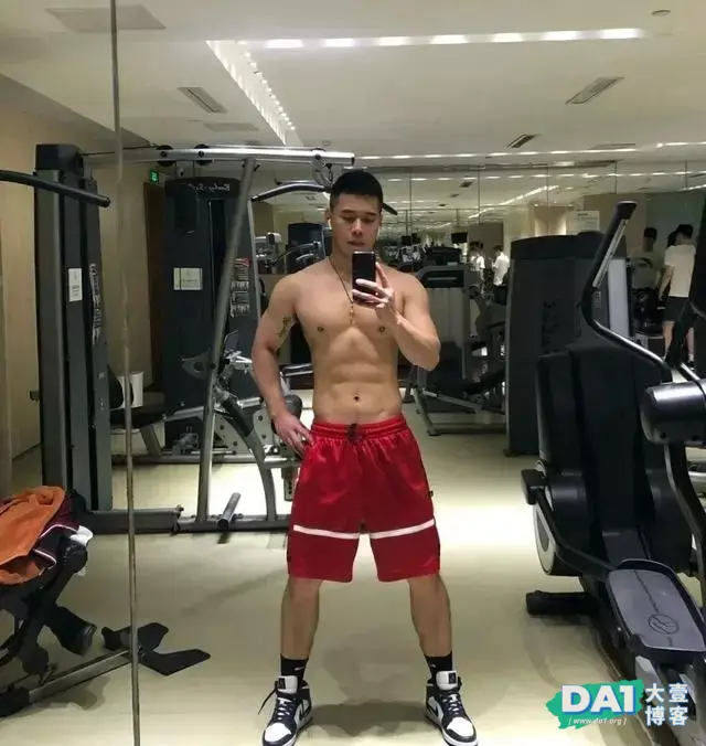 让人无法拒绝的寸头肌肉型男,这身材我可以! 让人无法拒绝的寸头肌肉型男,这身材我可以!