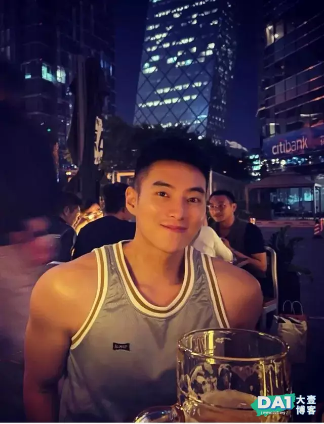 活捉一枚极品肌肉帅哥,颜好身材棒很养眼哦 活捉一枚极品肌肉帅哥,颜好身材棒很养眼哦