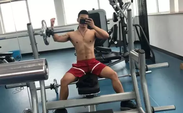 让人无法拒绝的寸头肌肉型男,这身材我可以! 让人无法拒绝的寸头肌肉型男,这身材我可以!