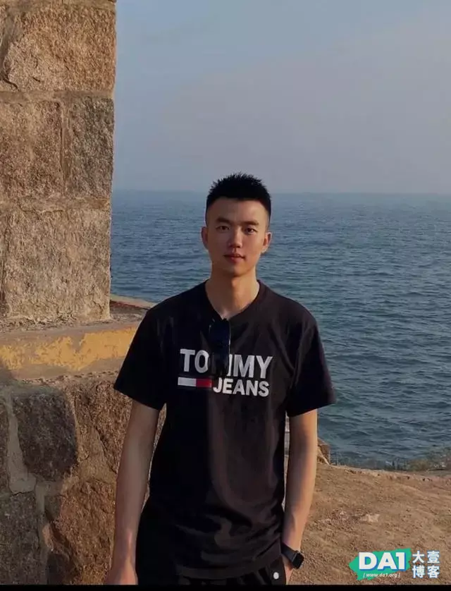活捉一枚白净可爱的鲜肉帅哥,很养眼哦 活捉一枚白净可爱的鲜肉帅哥,很养眼哦