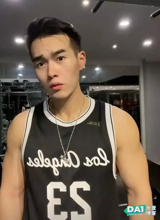 这枚阳刚帅气的健身模特,身材壮硕有点上头哦 这枚阳刚帅气的健身模特,身材壮硕有点上头哦