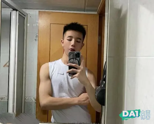 活捉一枚白净可爱的鲜肉帅哥,很养眼哦 活捉一枚白净可爱的鲜肉帅哥,很养眼哦