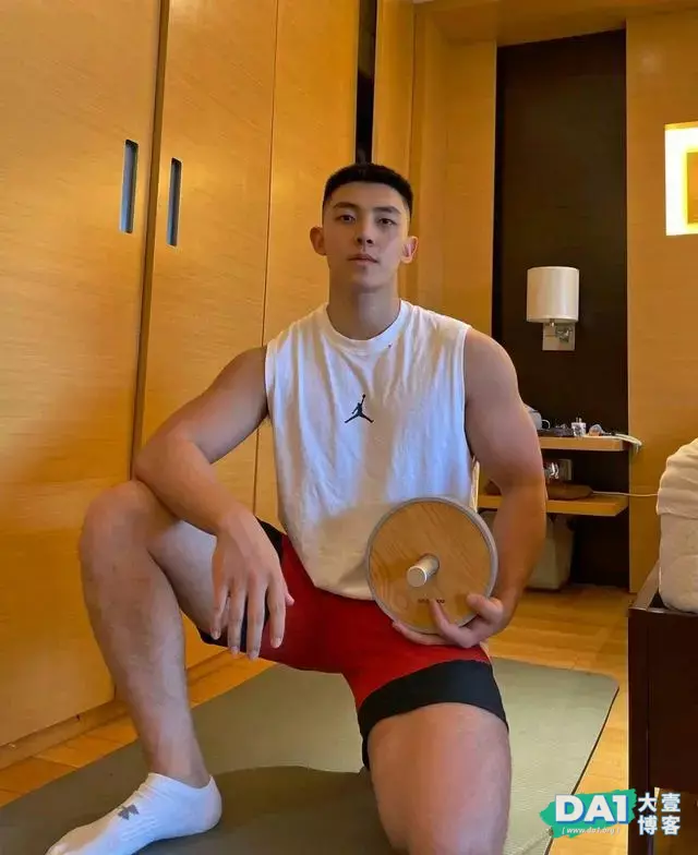 这枚直男范十足的肌肉帅哥有点养眼哦 这枚直男范十足的肌肉帅哥有点养眼哦