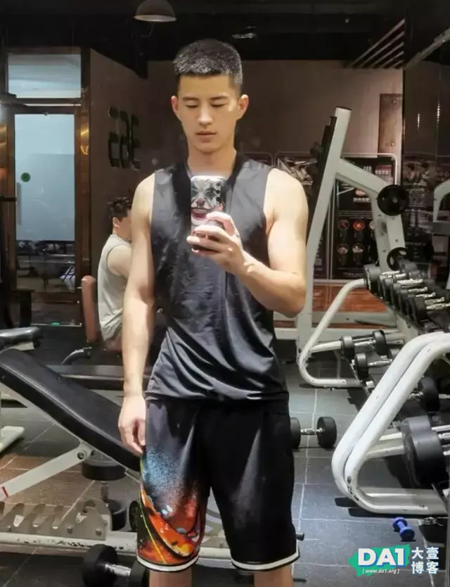这枚憨憨的直男鲜肉帅哥有点上头哦 这枚憨憨的直男鲜肉帅哥有点上头哦