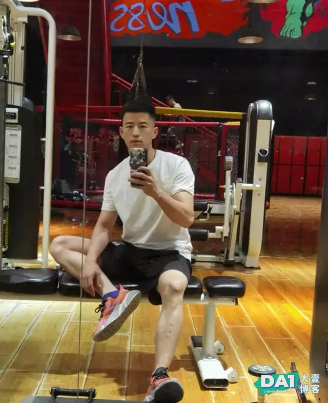 这枚憨憨的直男鲜肉帅哥有点上头哦 这枚憨憨的直男鲜肉帅哥有点上头哦