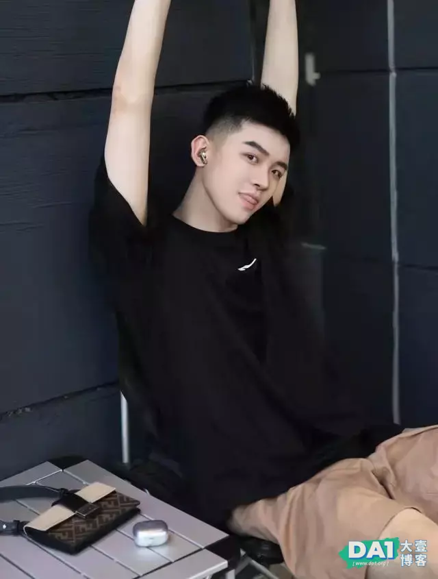 面容清秀,皮肤白皙的鲜肉帅哥 面容清秀,皮肤白皙的鲜肉帅哥