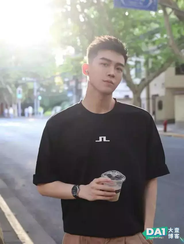 面容清秀,皮肤白皙的鲜肉帅哥 面容清秀,皮肤白皙的鲜肉帅哥