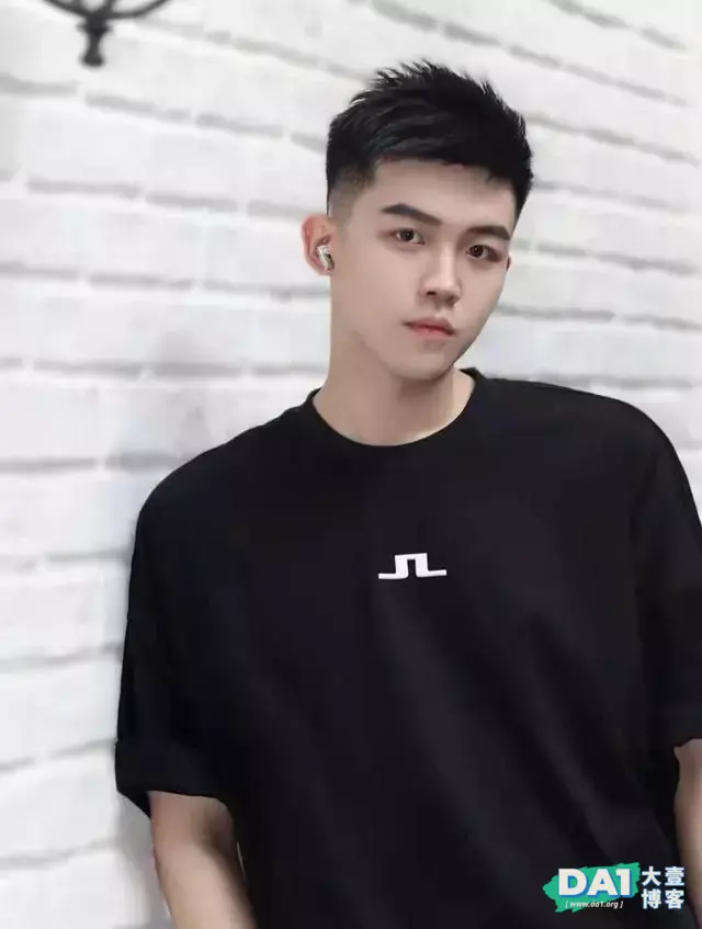 面容清秀,皮肤白皙的鲜肉帅哥 面容清秀,皮肤白皙的鲜肉帅哥