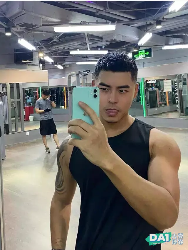 这枚爱吐舌的肌肉型男有点上头哦 这枚爱吐舌的肌肉型男有点上头哦