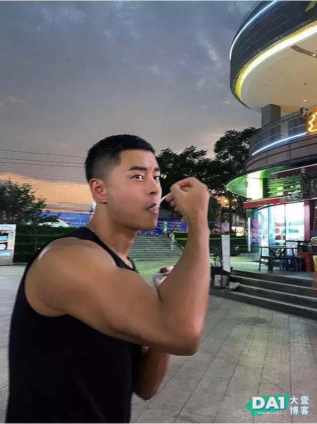 这枚爱吐舌的肌肉型男有点上头哦 这枚爱吐舌的肌肉型男有点上头哦