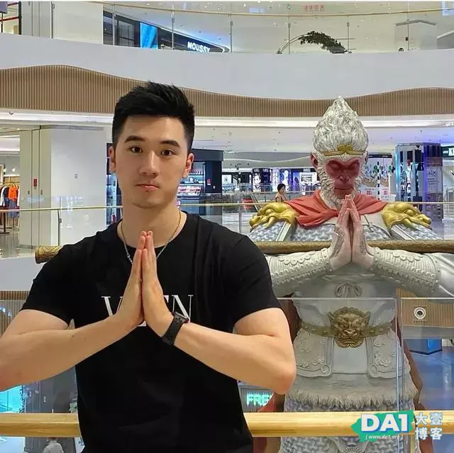五官精致的帅气小哥,有点养眼哦 五官精致的帅气小哥,有点养眼哦