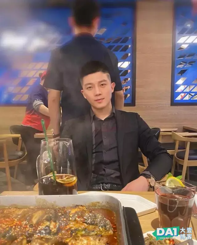 活捉一枚斯文帅气的正装帅哥,是你喜欢的类型吗? 活捉一枚斯文帅气的正装帅哥,是你喜欢的类型吗?