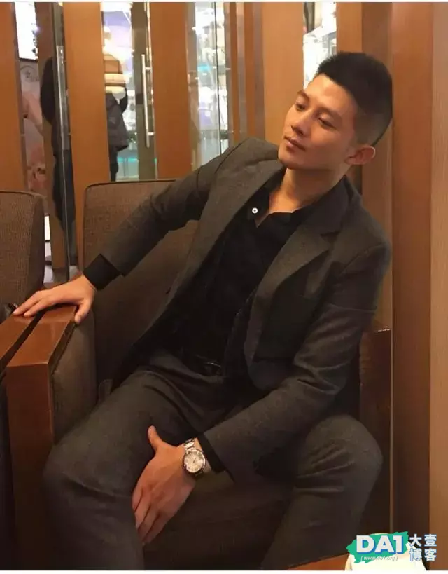 活捉一枚斯文帅气的正装帅哥,是你喜欢的类型吗? 活捉一枚斯文帅气的正装帅哥,是你喜欢的类型吗?