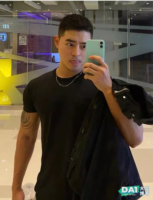 这枚爱吐舌的肌肉型男有点上头哦 这枚爱吐舌的肌肉型男有点上头哦