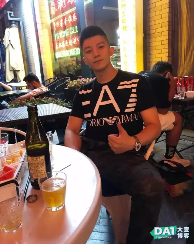 活捉一枚斯文帅气的正装帅哥,是你喜欢的类型吗? 活捉一枚斯文帅气的正装帅哥,是你喜欢的类型吗?