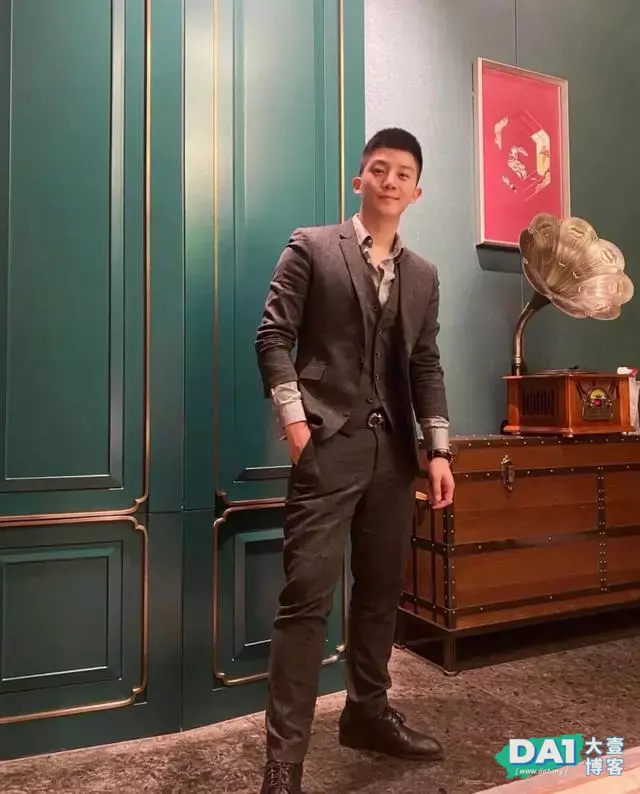 活捉一枚斯文帅气的正装帅哥,是你喜欢的类型吗? 活捉一枚斯文帅气的正装帅哥,是你喜欢的类型吗?