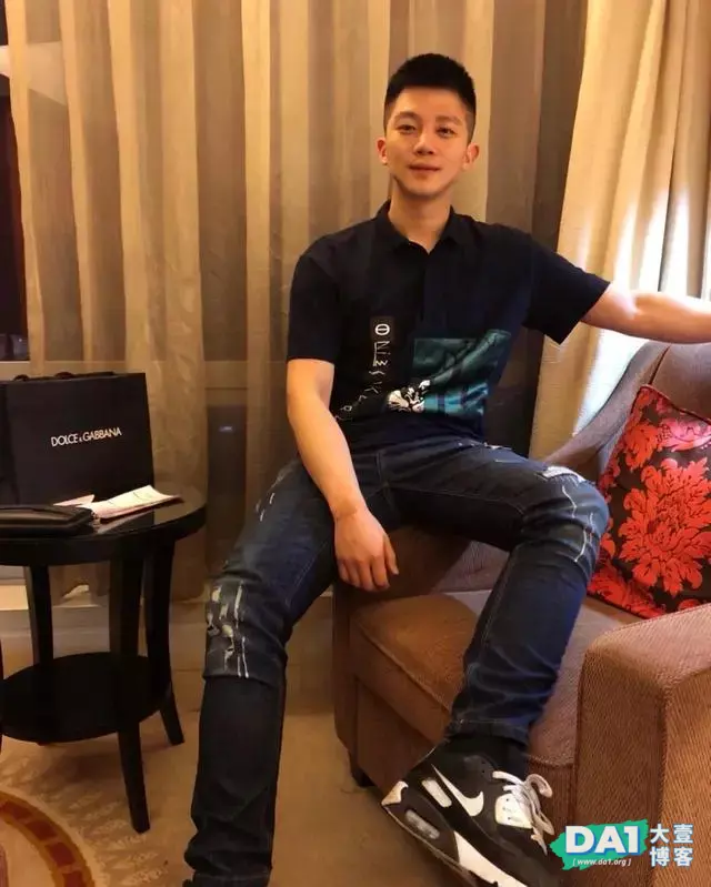 活捉一枚斯文帅气的正装帅哥,是你喜欢的类型吗? 活捉一枚斯文帅气的正装帅哥,是你喜欢的类型吗?