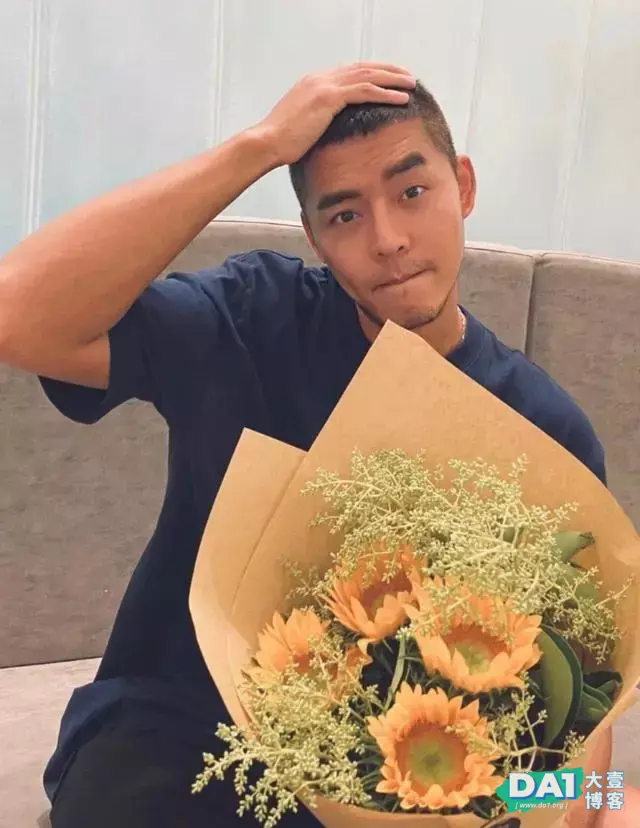 这枚爱吐舌的肌肉型男有点上头哦 这枚爱吐舌的肌肉型男有点上头哦