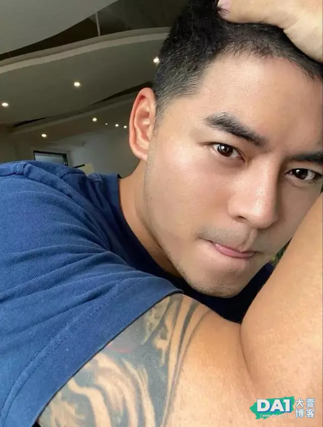 这枚爱吐舌的肌肉型男有点上头哦 这枚爱吐舌的肌肉型男有点上头哦