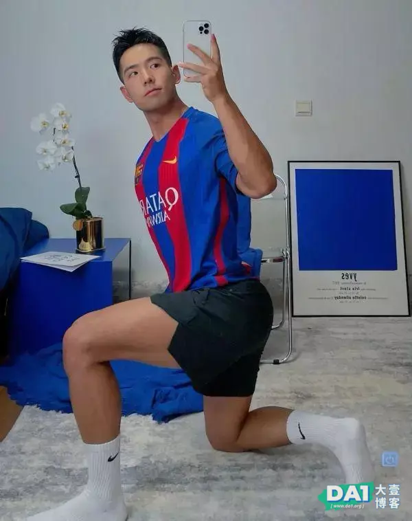 穿着白袜玩自拍的足球帅哥有点帅哦 穿着白袜玩自拍的足球帅哥有点帅哦