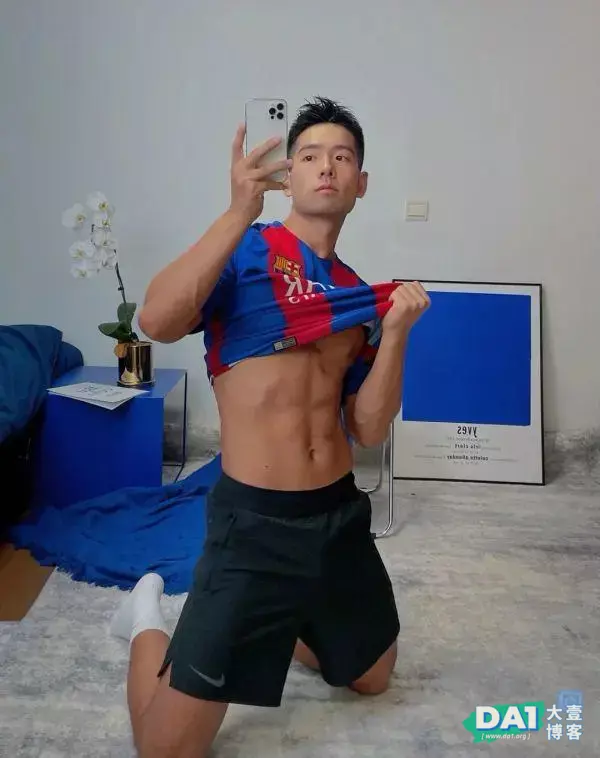穿着白袜玩自拍的足球帅哥有点帅哦 穿着白袜玩自拍的足球帅哥有点帅哦