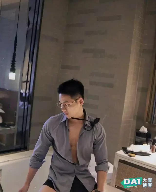 这枚穿着衬衫的斯文帅哥身材有点壮哦 这枚穿着衬衫的斯文帅哥身材有点壮哦