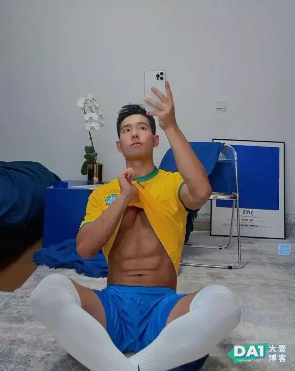 穿着白袜玩自拍的足球帅哥有点帅哦 穿着白袜玩自拍的足球帅哥有点帅哦