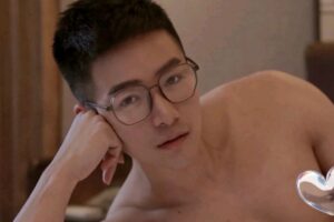 穿着白衬衫的斯文帅哥身材竟如此壮硕-大壹博客