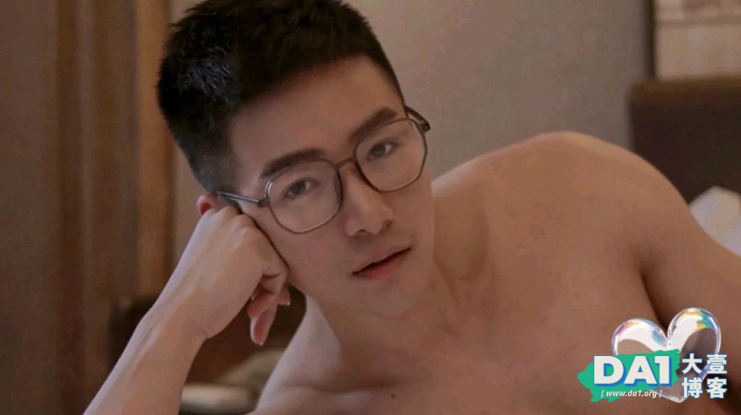 穿着白衬衫的斯文帅哥身材竟如此壮硕-大壹博客