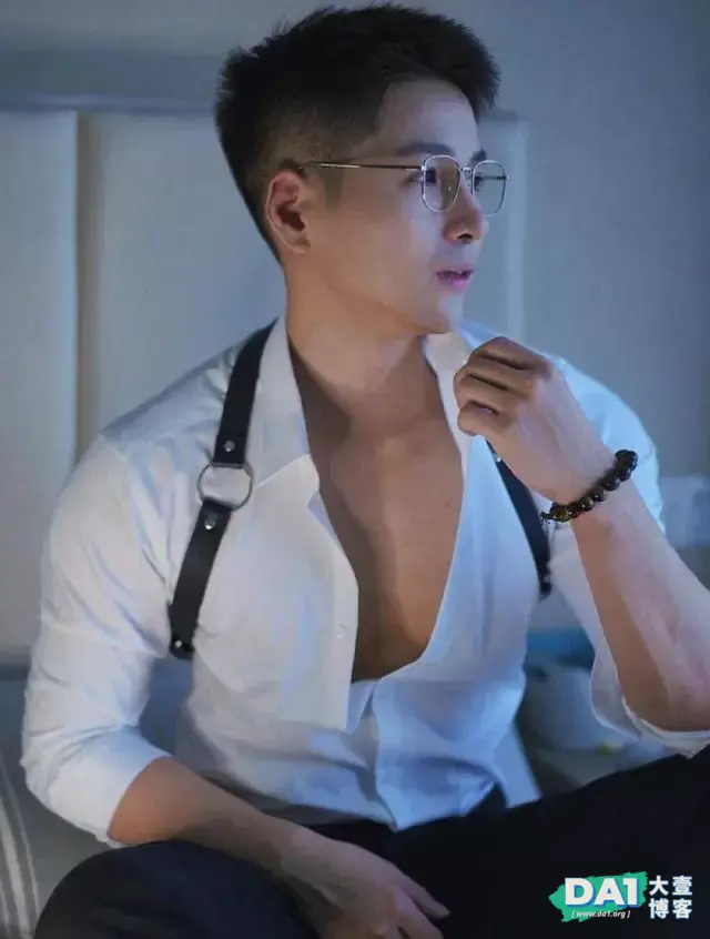 穿着白衬衫的斯文帅哥身材竟如此壮硕 穿着白衬衫的斯文帅哥身材竟如此壮硕