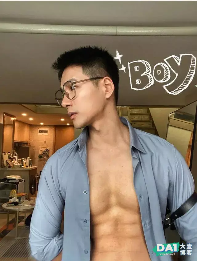 穿着白衬衫的斯文帅哥身材竟如此壮硕 穿着白衬衫的斯文帅哥身材竟如此壮硕