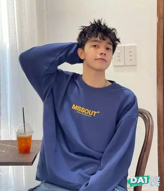 爱吐舌的薄肌肌肉小哥,这身材我馋了 爱吐舌的薄肌肌肉小哥,这身材我馋了