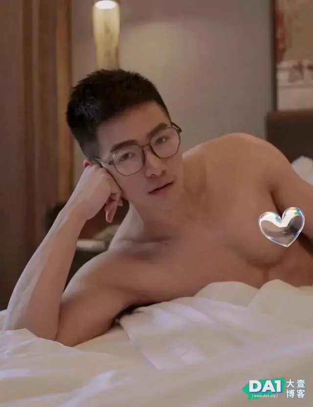 穿着白衬衫的斯文帅哥身材竟如此壮硕 穿着白衬衫的斯文帅哥身材竟如此壮硕