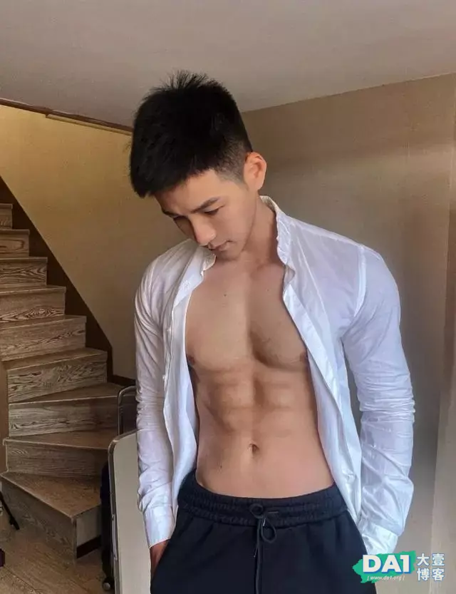 穿着白衬衫的斯文帅哥身材竟如此壮硕 穿着白衬衫的斯文帅哥身材竟如此壮硕