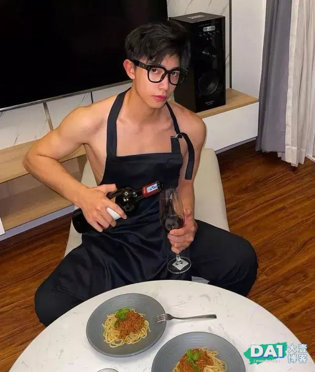爱吐舌的薄肌肌肉小哥,这身材我馋了 爱吐舌的薄肌肌肉小哥,这身材我馋了