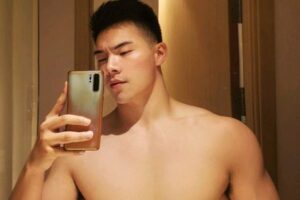 这枚身材壮硕的正装肌肉帅哥有点迷人-大壹博客