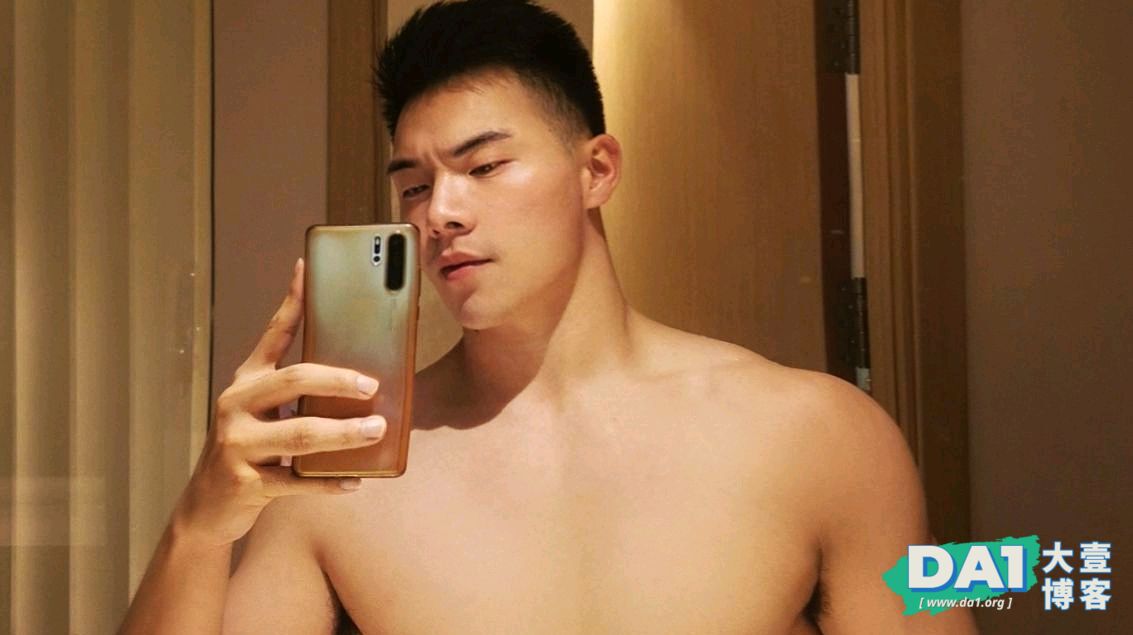这枚身材壮硕的正装肌肉帅哥有点迷人-大壹博客