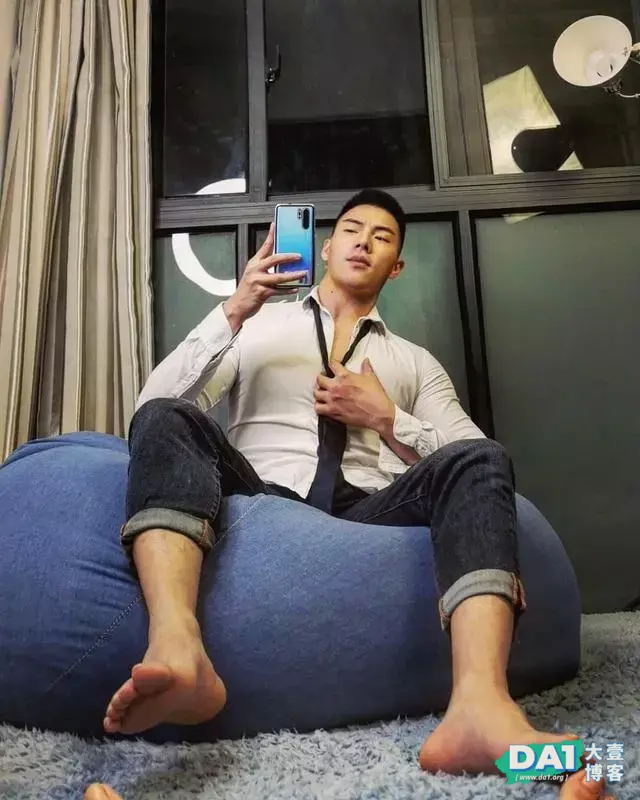 这枚身材壮硕的正装肌肉帅哥有点迷人 这枚身材壮硕的正装肌肉帅哥有点迷人