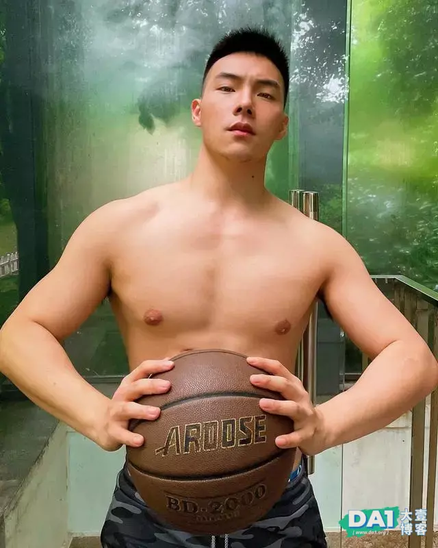 这枚身材壮硕的正装肌肉帅哥有点迷人 这枚身材壮硕的正装肌肉帅哥有点迷人