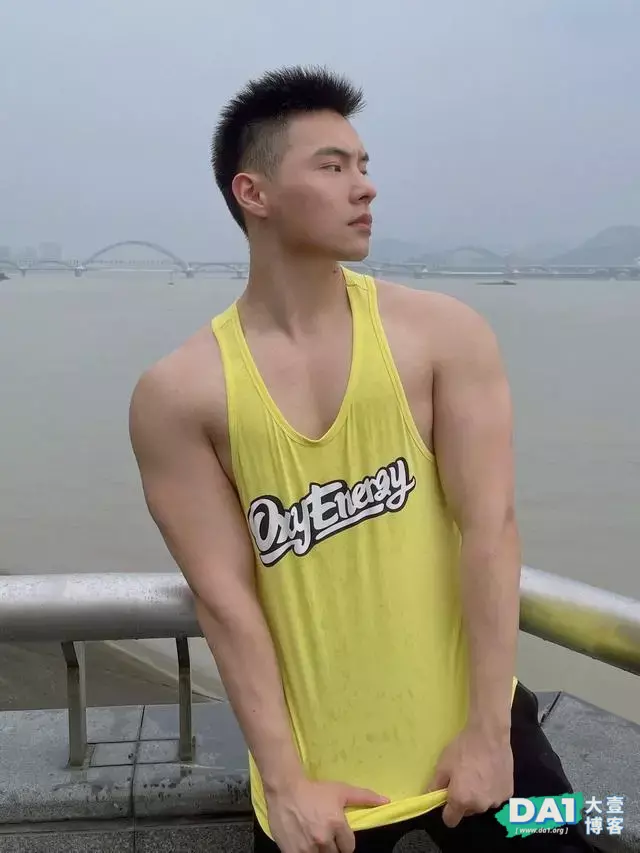 这枚身材壮硕的正装肌肉帅哥有点迷人 这枚身材壮硕的正装肌肉帅哥有点迷人