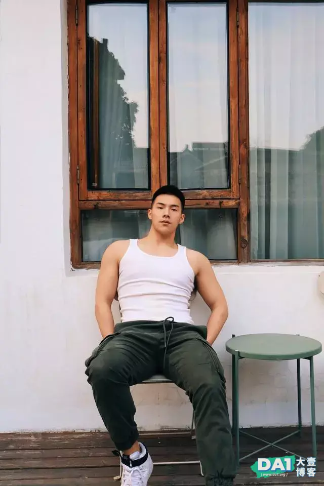 这枚身材壮硕的正装肌肉帅哥有点迷人 这枚身材壮硕的正装肌肉帅哥有点迷人