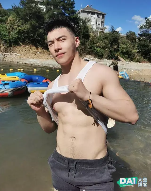 这枚身材壮硕的正装肌肉帅哥有点迷人 这枚身材壮硕的正装肌肉帅哥有点迷人